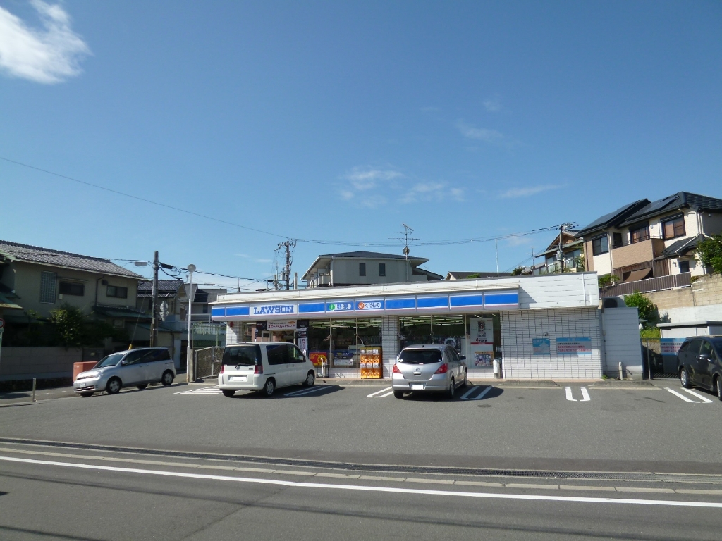 コンビニ　ローソンプラス 吹田円山町店（コンビニ）まで296m