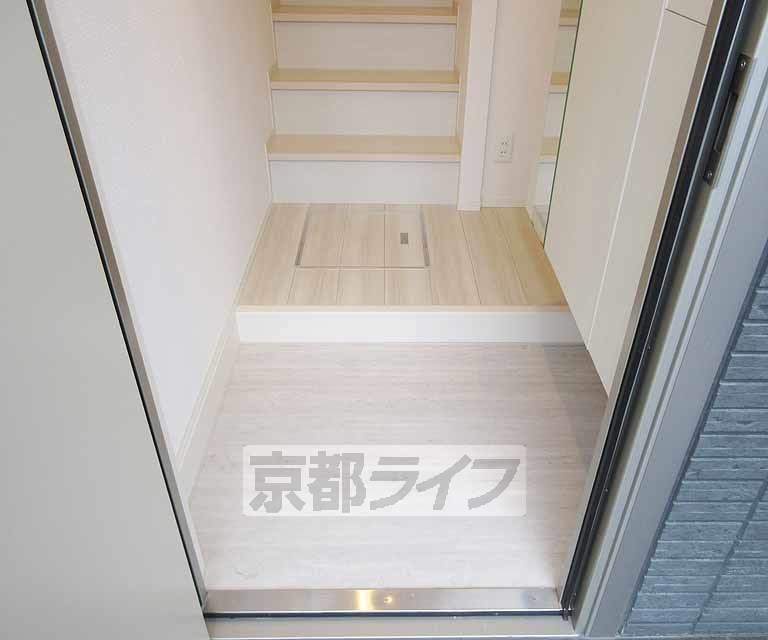 玄関　お洒落なメゾネットタイプです。