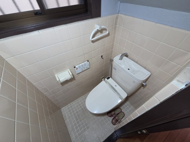 トイレ　落ち着いた色調のトイレです