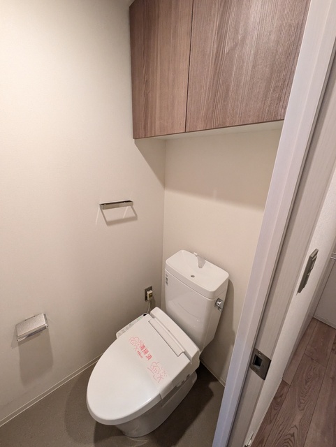 トイレ　温水洗浄便座のトイレです・上部に便利な棚付きです。
