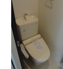 トイレ　落ち着いた色調のトイレです