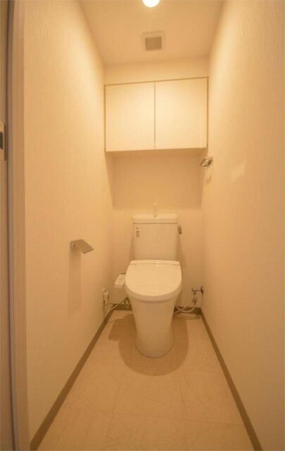 トイレ　落ち着いた色調のトイレです