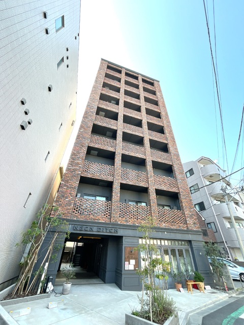 建物外観　１階にはイタリアンのお店があります♪