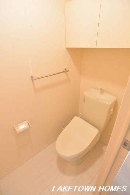 トイレ　上部に収納のある温水洗浄便座付のトイレです。