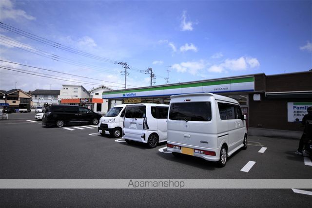コンビニ　ファミリーマート（コンビニ）まで554m