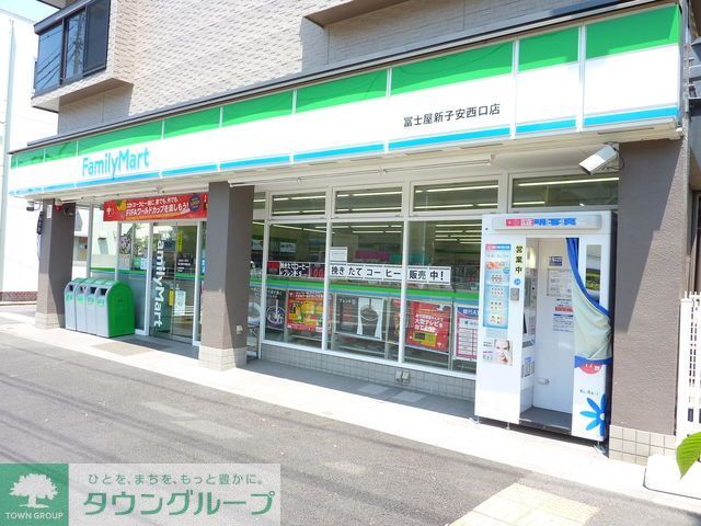 コンビニ　★★ファミリーマート（コンビニ）まで490m