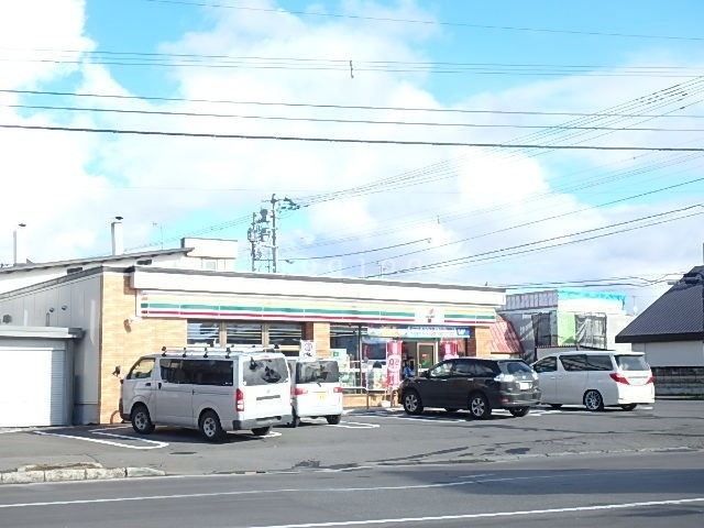 コンビニ　セブンイレブン旭川新富2条店（コンビニ）まで666m