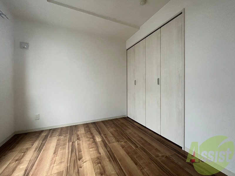 その他部屋・スペース　寝室はこちらです。光が差し込む、温かみのあるお部屋です。