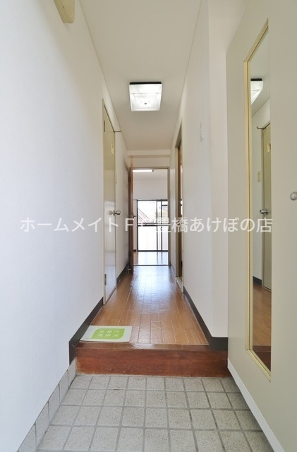 玄関　同型別部屋写真（反転）