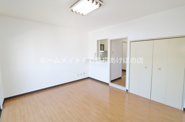居室・リビング　同型別部屋写真（反転）