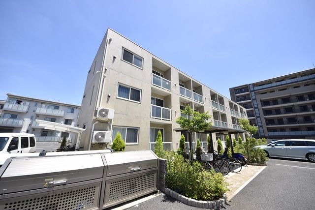 建物外観　奏の杜に立地のコンクリート打ちっぱなしマンション