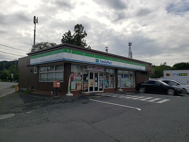 コンビニ　ファミリーマート（コンビニ）まで558m
