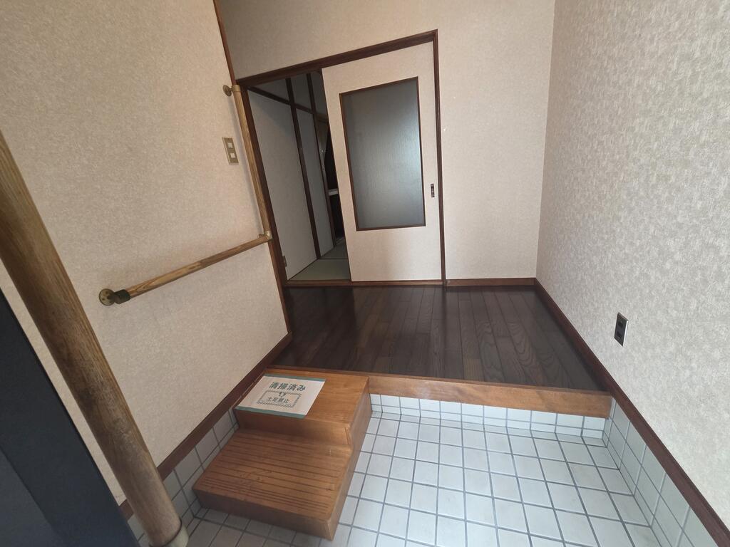 近鉄奈良線 瓢箪山駅 徒歩12分 2階建 築52年の玄関写真