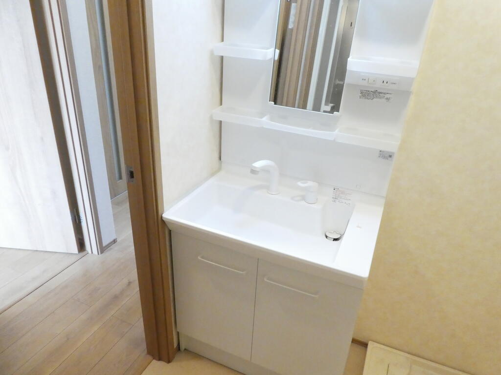 洗面設備　写真、動画、パノラマは同物件別部屋のものを使用しております