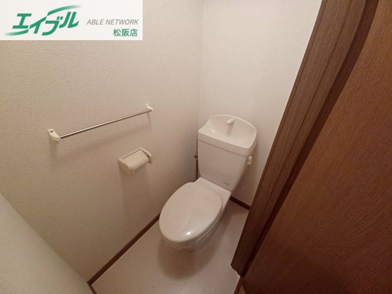 トイレ　別部屋反転参考写真です