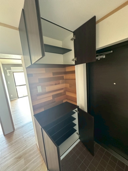 玄関　内観写真は同建物他部屋のイメージ写真です