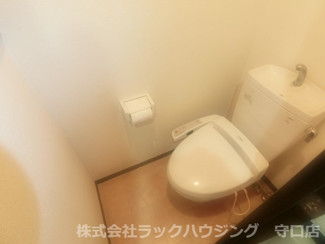 トイレ　反転タイプ 同仕様写真となります。