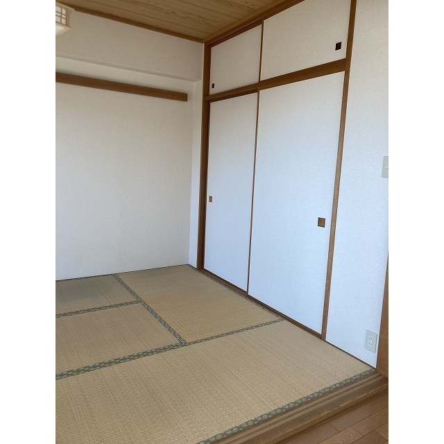 その他部屋・スペース　居室１０．６帖と引き戸でつながる和室