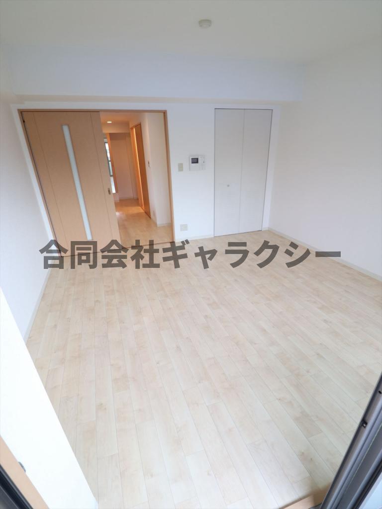 居室・リビング　8帖の洋室です