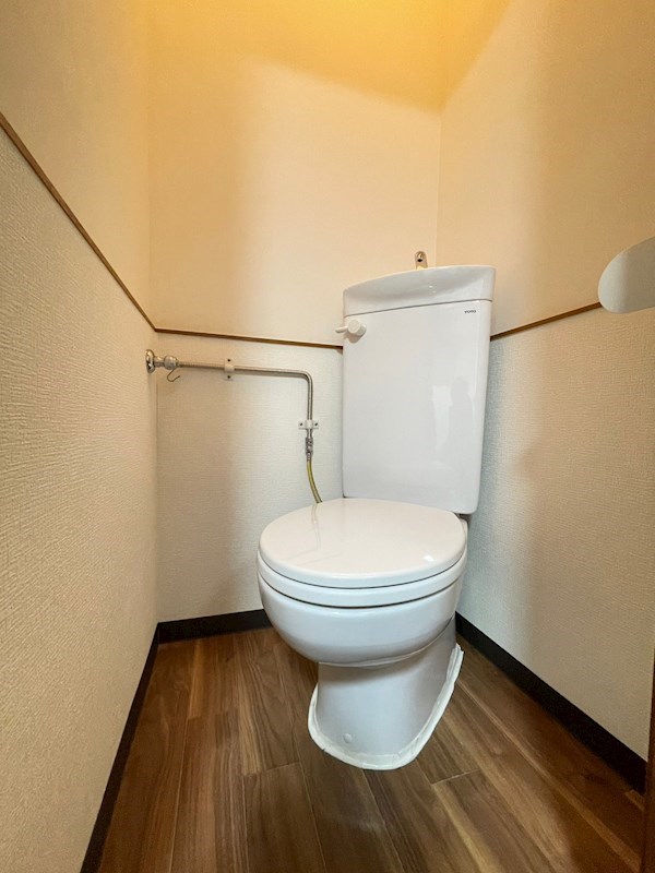トイレ　落ち着いた色調のトイレです