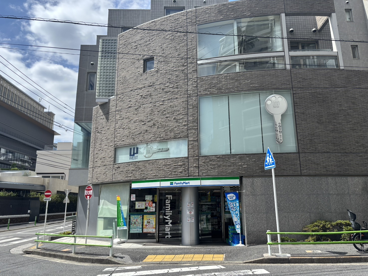コンビニ　ファミリーマート南青山店（コンビニ）まで74m