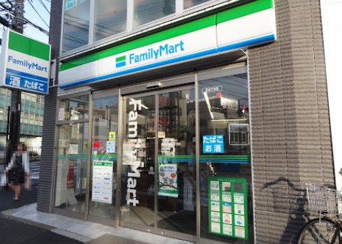 コンビニ　ファミリーマート 横浜西神奈川三丁目店（コンビニ）まで136m