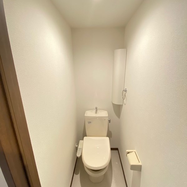 トイレ　温水洗浄便座付きのトイレです。