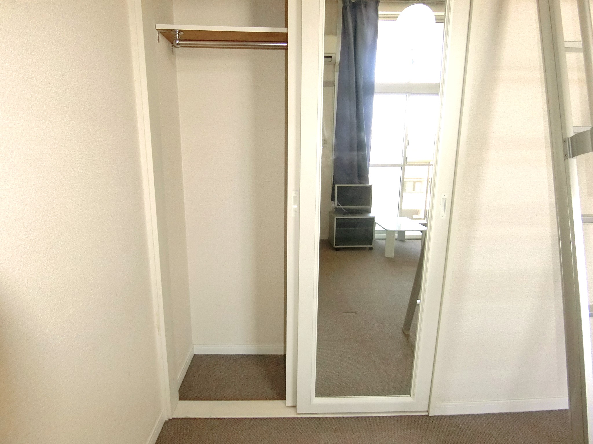 収納　全身鏡付で両面開きのハンガーパイプ付クローゼットです☆