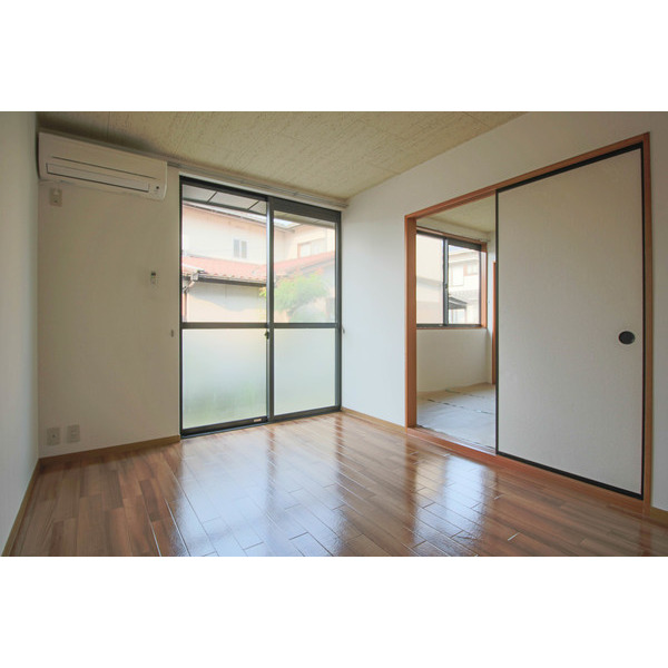 居室・リビング　同じ建物の別なお部屋