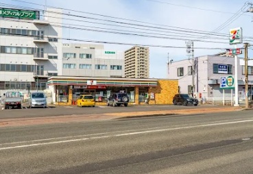 コンビニ　セブンイレブン北広島駅前店（コンビニ）まで412m