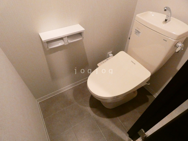 トイレ　嬉しい温水洗浄便座付きのトイレです。