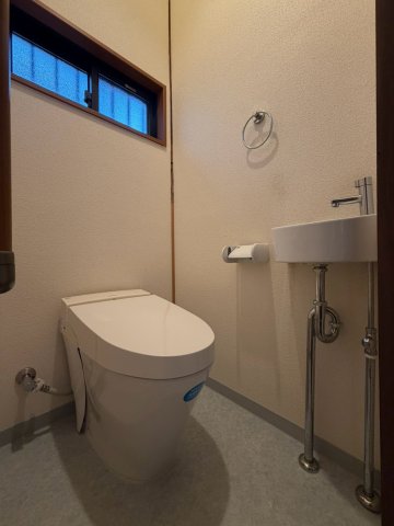 寝屋川市長栄寺町戸建てのトイレ写真