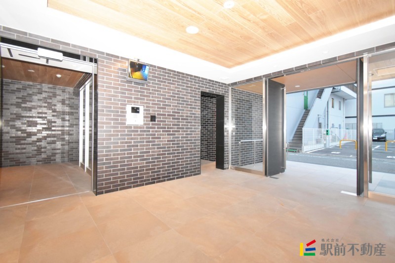 エントランス　同建物別部屋