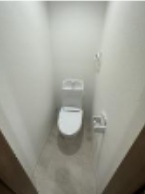 トイレ　落ち着いた色調のトイレです