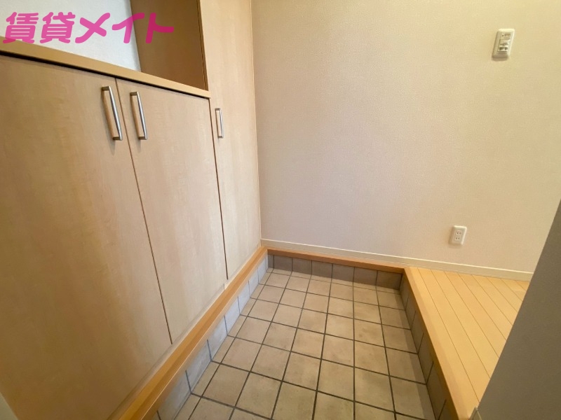 玄関　同タイプ部屋写真です。