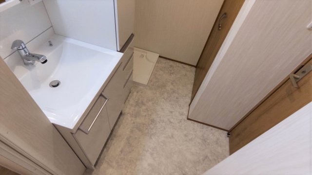 洗面設備　室内に洗濯機も設置可能です