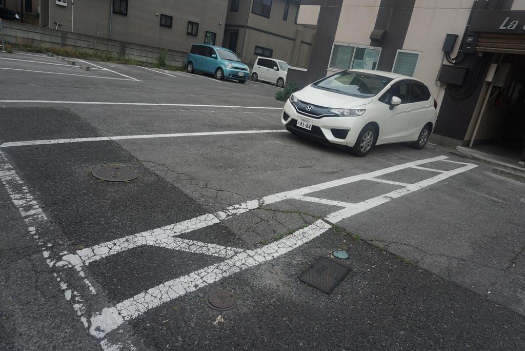 駐車場　縦列駐車2台分無料
