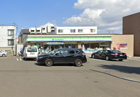 コンビニ　ファミリーマート札幌北21条東13丁目店（コンビニ）まで210m
