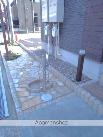 北陸新幹線 金沢駅 バス乗車時間：19分 最寄りバス停で下車 徒歩6分 2階建 築8年の外観写真