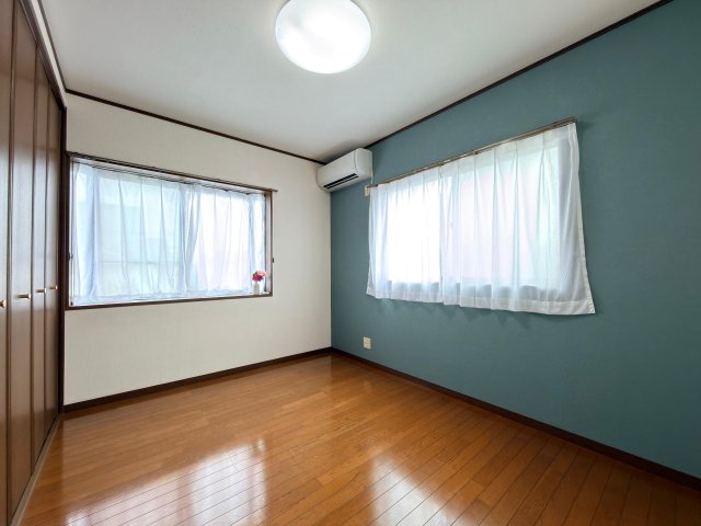 その他部屋・スペース　落ち着いたアクセントクロスが印象的。寝室にもおすすめ。