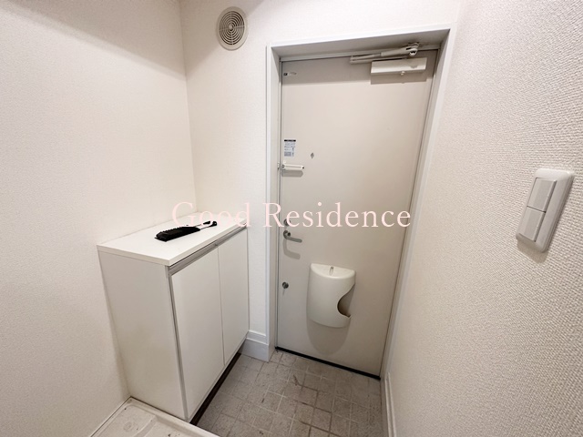 玄関　【南向きの明るいお部屋です】