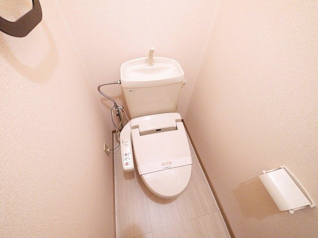 近鉄奈良線 近鉄奈良駅 バス乗車時間：12分 最寄りバス停で下車 徒歩2分 2階建 築30年のトイレ写真