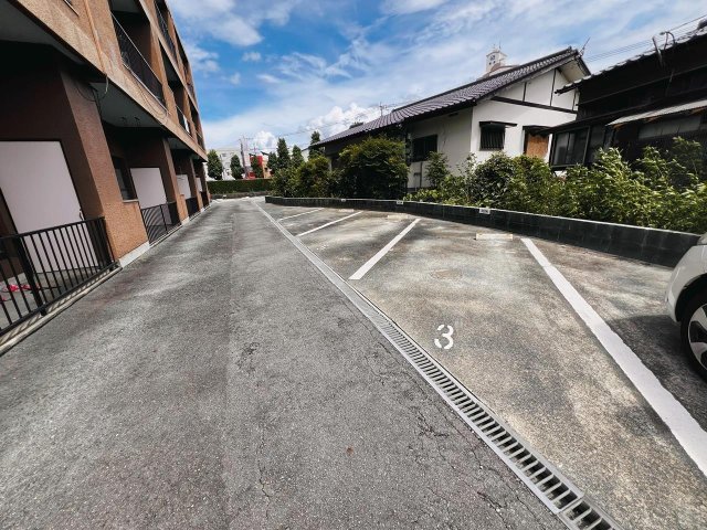 駐車場　車をお持ちの方に嬉しい駐車場付きの物件です
