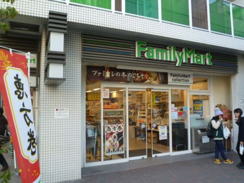 コンビニ　ファミリーマート瓦屋町二丁目店（コンビニ）まで607m