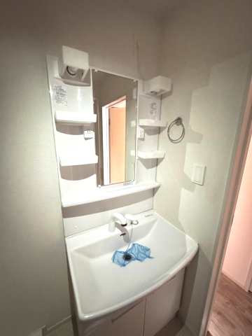 洗面設備　※同タイプの別の部屋の写真です。