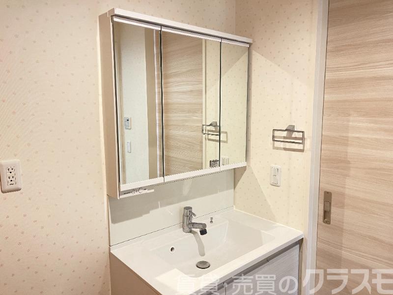 洗面設備　鏡を開くと収納があります♪