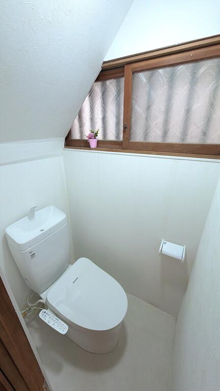 兵の上のオリビアのトイレ写真