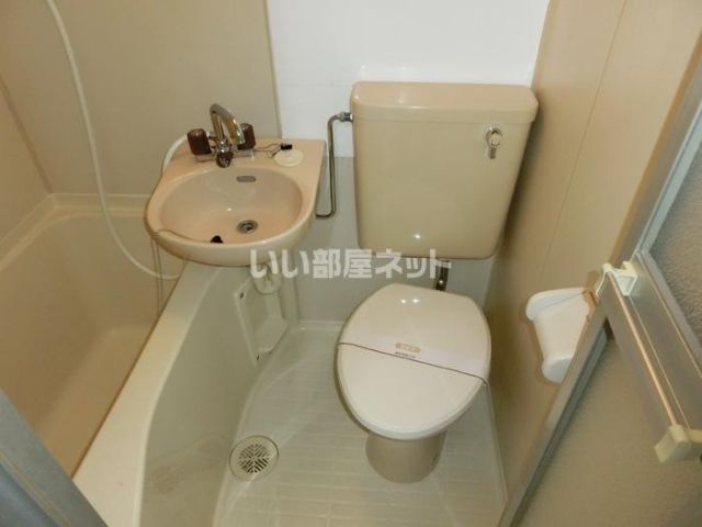 地下鉄御堂筋線 なかもず駅 徒歩6分 3階建 築37年のトイレ写真