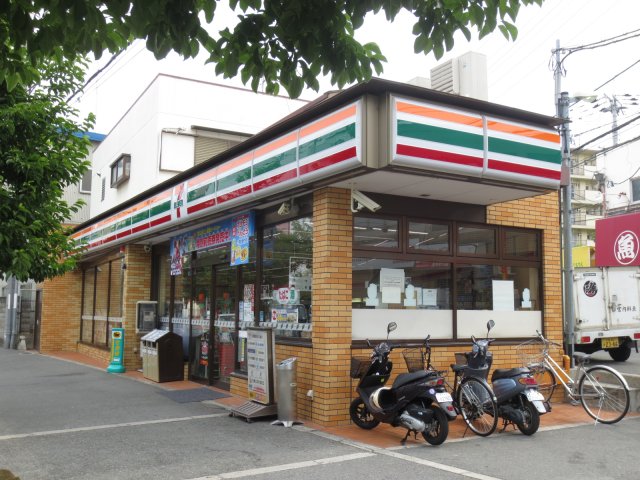 コンビニ　セブン-イレブン 枚方香里ヶ丘店（コンビニ）まで374m