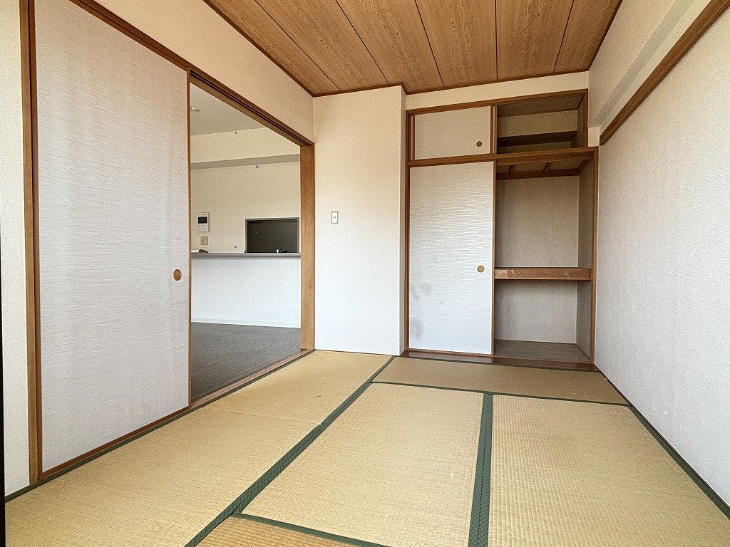 収納　奥行きある天袋付き収納